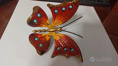 Farfalla in metallo decorata a mano