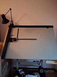 Tavolo da disegno con tecnigrafo