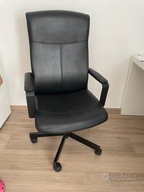 Sedia IKEA nera con braccioli – Buone condizioni