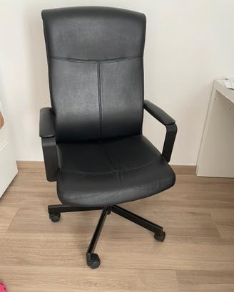 Sedia IKEA nera con braccioli – Buone condizioni