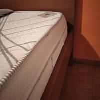 Due strutture letto con materassi e reti a doghe