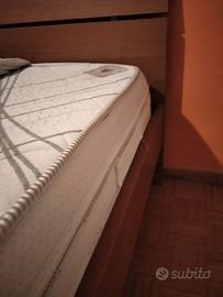 Due strutture letto con materassi e reti a doghe