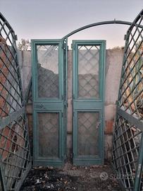 Cancello per podere in ferro con porta vetrata.