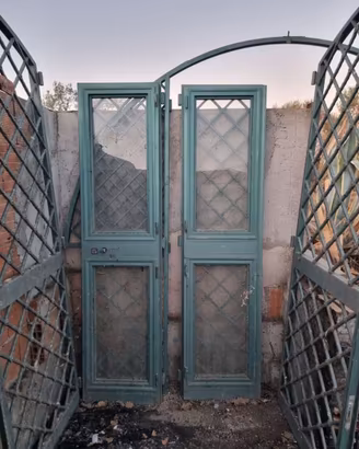 Cancello per podere in ferro con porta vetrata.