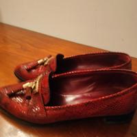 scarpa bassa in pelle stampata con nappine