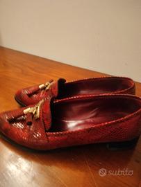 scarpa bassa in pelle stampata con nappine