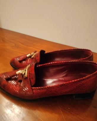 scarpa bassa in pelle stampata con nappine