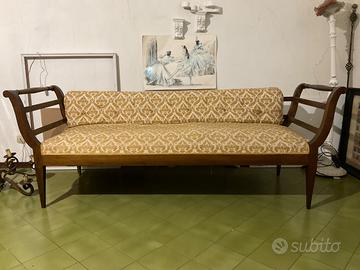 Divano antico in legno