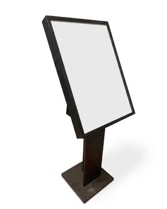Totem informarivo in metallo a led