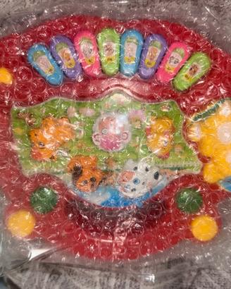 Gioco di tastiera con musica e i nomi di animali