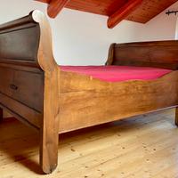 Letto antico a barca in noce massello