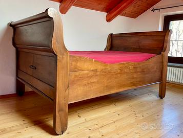 Letto antico a barca in noce massello