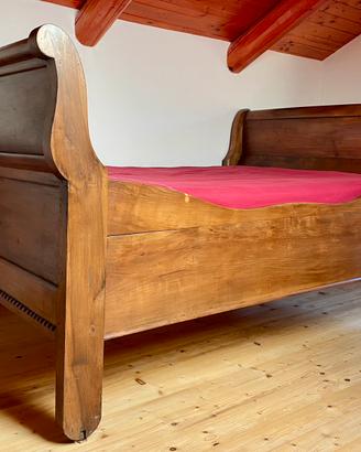 Letto antico a barca in noce massello