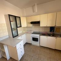 divano e cucina completa