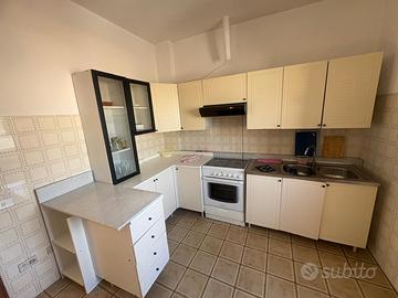 divano e cucina completa