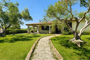 Villa immersa nel verde con depandance