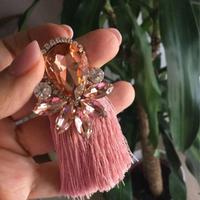 Orecchini pendenti rosa con frange