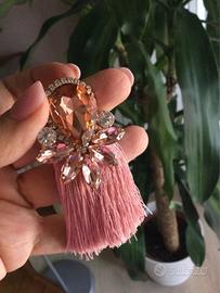 Orecchini pendenti rosa con frange