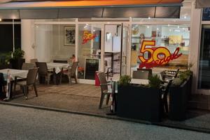 pizzeria d'asporto con posti a sedere e angolo 