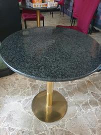 3 tavolini con piano in granito e base in ottone