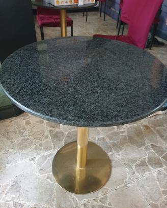 3 tavolini con piano in granito e base in ottone