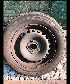 4 cerchi con gomme invernali 