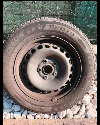 4 cerchi con gomme invernali 