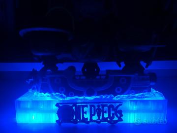 Stand One Piece LED artigianale | Base espositiva