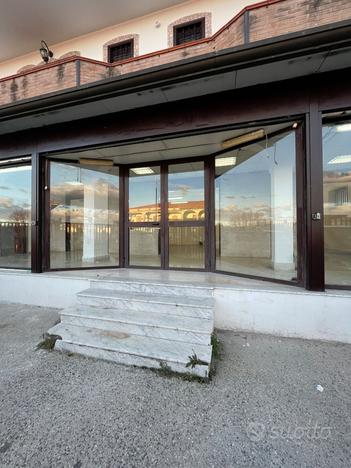 Rif.389 domiziana - loc. commerciale fronte strad