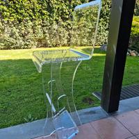 Sgabelli in plexiglas trasparenti e fatti a mano 