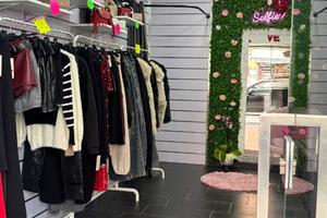 Negozio abbigliamento e accessori donna