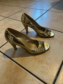 Scarpe con paillettes dorate eleganti