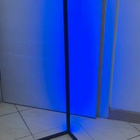 Lampada da terra nera a LED luce blu
