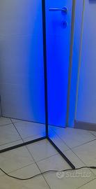 Lampada da terra nera a LED luce blu