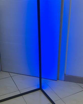 Lampada da terra nera a LED luce blu