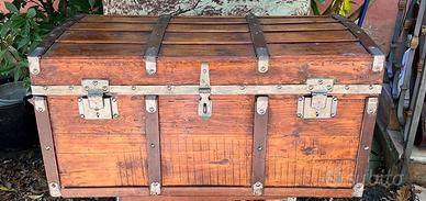 Baule vintage in legno e ferro