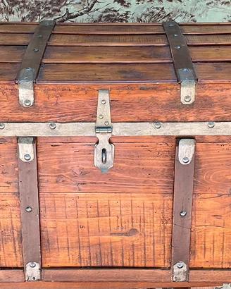 Baule vintage in legno e ferro