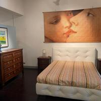 Arazzo in tessuto e letto matrimoniale