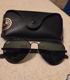 occhiale da sole rayban colore nero.