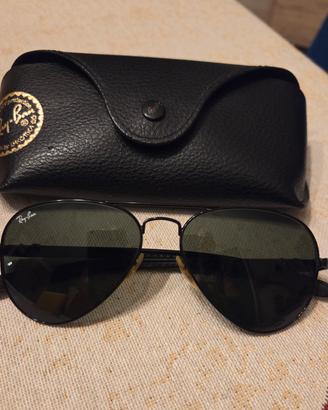 occhiale da sole rayban colore nero.