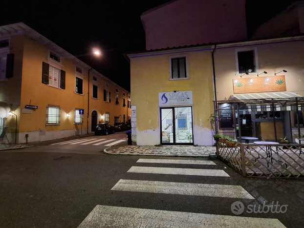 Fondo / negozio in piazza a Marina di Carrara