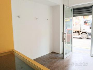 Bari via G.Petroni Libero Locale commerciale