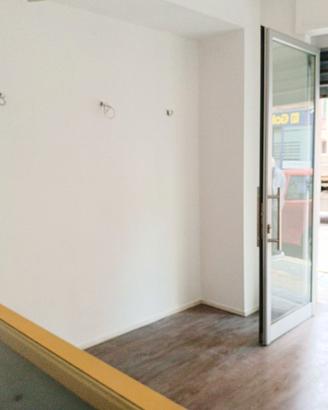 Bari via G.Petroni Libero Locale commerciale