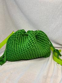 Borsa pouch bag verde con tracolla uncinetto