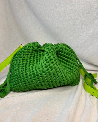 Borsa pouch bag verde con tracolla uncinetto