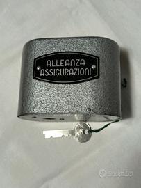 Salvadanaio Alleanza Assicurazioni grigio e chiave