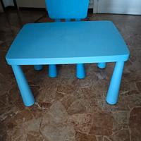 tavolino blu in plastica con sedia