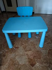 tavolino blu in plastica con sedia
