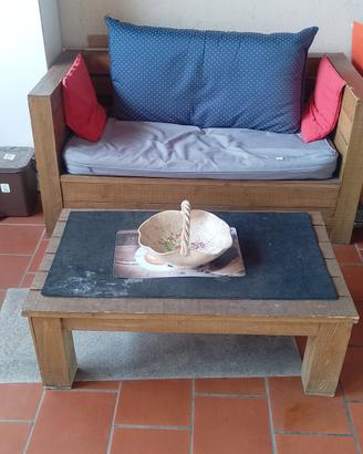 tavolino e divano in legno 