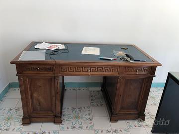 Scrivania antica